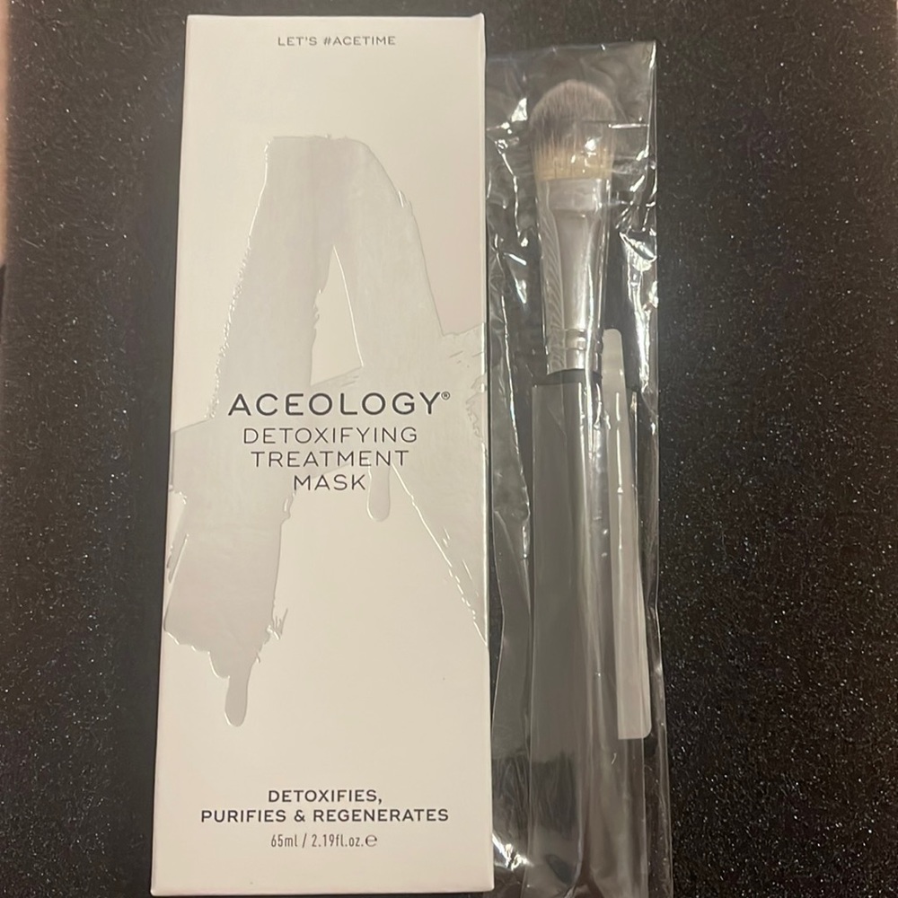 Aceology Detoxifying treatment mask. Free Morphe Brush